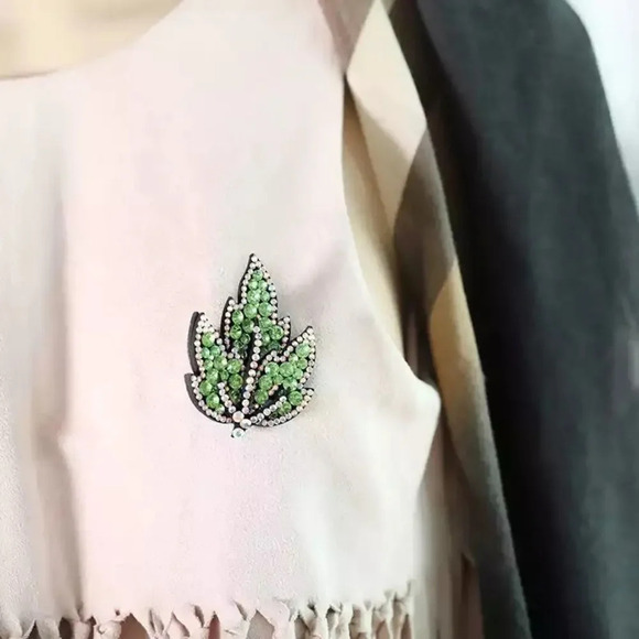 VQ Rhinestones Leaf Brooch - Picture 4 of 5